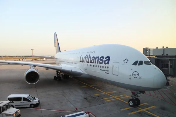 Een 380 vliegtuigen op de luchthaven van Frankfurt — Stockfoto