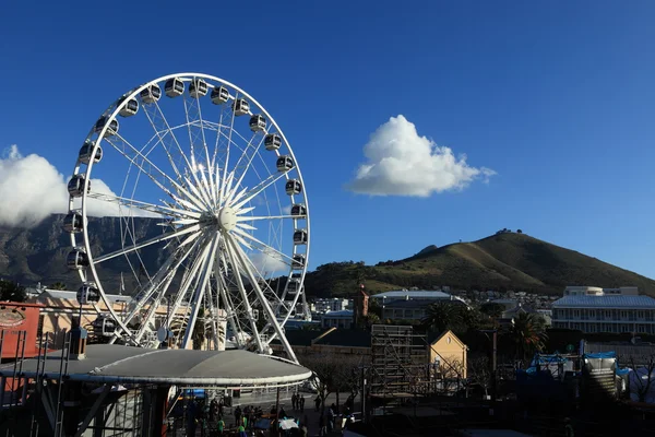 The Ferris Wheel of Cape Town with Table Mountain — Stock Photo, Image