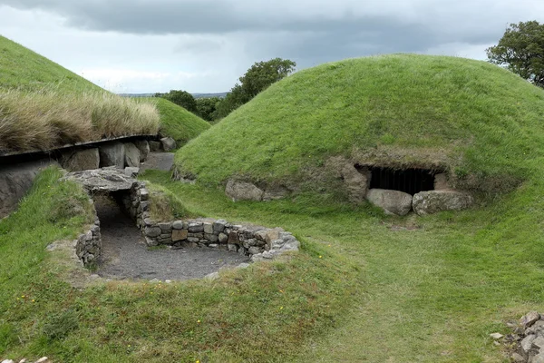 De grafheuvels van Newgrange in Noord-Ierland — Stockfoto