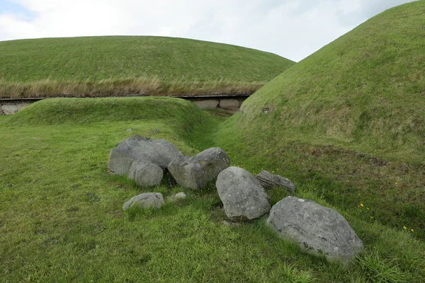 De grafheuvels van Newgrange in Noord-Ierland — Stockfoto