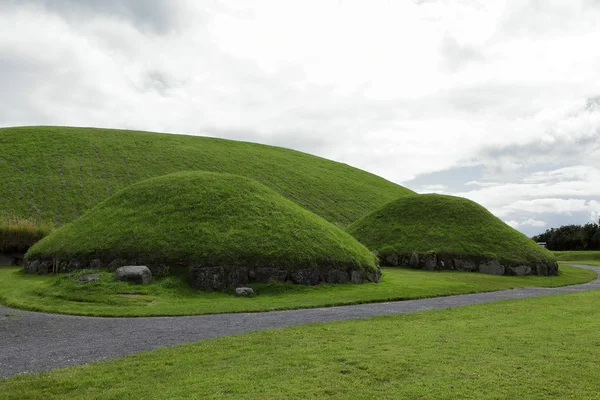 De grafheuvels van Newgrange in Noord-Ierland — Stockfoto