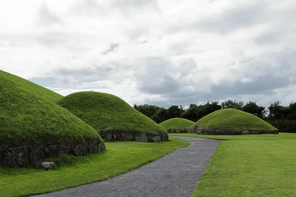 De grafheuvels van Newgrange in Noord-Ierland — Stockfoto