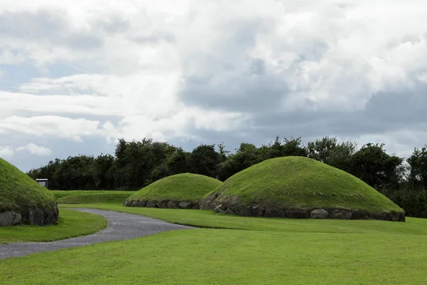 De grafheuvels van Newgrange in Noord-Ierland — Stockfoto