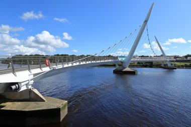 Köprünün diğer tarafında nehir Foyle Derry