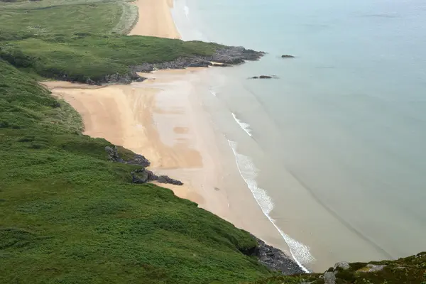 A praia de areia de Portsalon na Irlanda — Fotografia de Stock