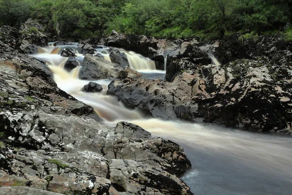 アイルランドの川の谷間の滝 — ストック写真
