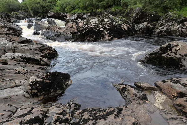 アイルランドの川の谷間の滝 — ストック写真