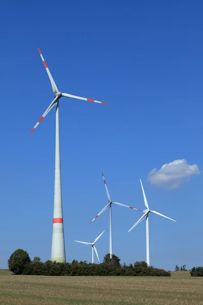 Вітрові турбіни для виробництва електроенергії — стокове фото