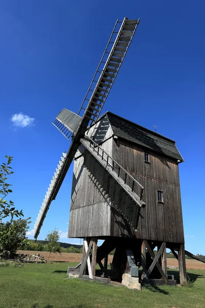 Ветряная мельница в Туэнгеде в Тюрингии в Германии — стоковое фото