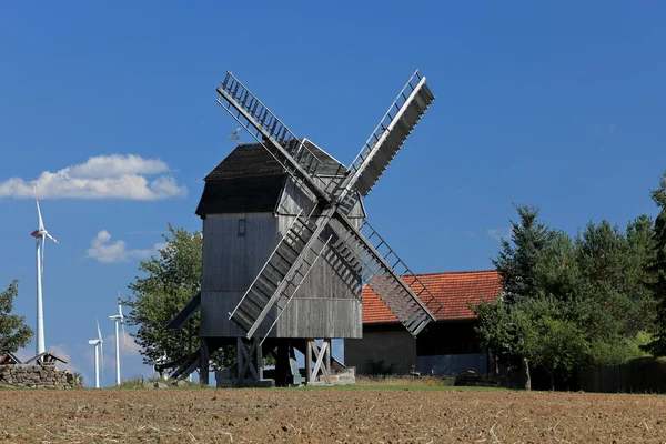 Moinho de vento em Tuengeda, na Turíngia, Alemanha — Fotografia de Stock
