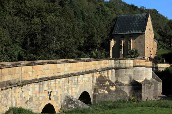 Η γέφυρα πάνω από το Werra με Liborius εκκλησία στο Creuzburg — Φωτογραφία Αρχείου