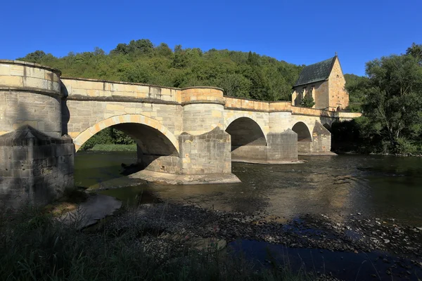 El puente sobre la Werra con la Iglesia Liborius en Creuzburgo — Foto de Stock