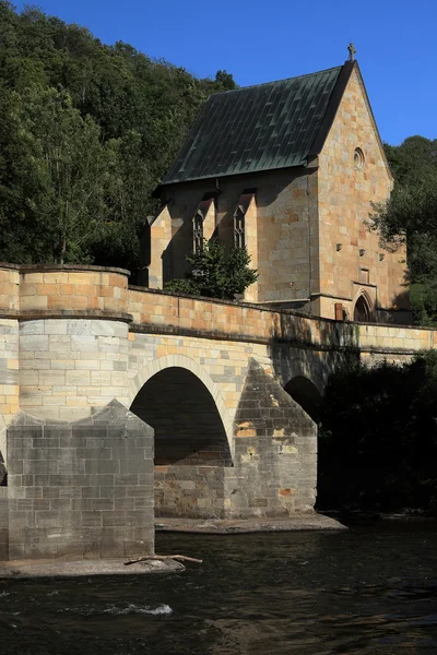 El puente sobre la Werra con la Iglesia Liborius en Creuzburgo — Foto de Stock