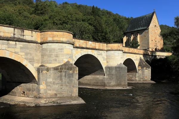A ponte sobre a Werra com a Igreja Liborius em Creuzburg — Fotografia de Stock