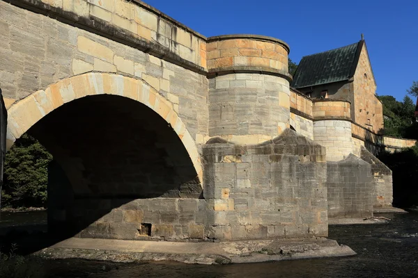 A ponte sobre a Werra com a Igreja Liborius em Creuzburg — Fotografia de Stock