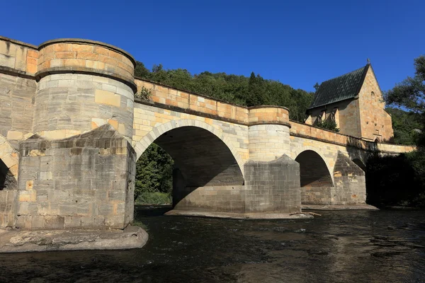 El puente sobre la Werra con la Iglesia Liborius en Creuzburgo — Foto de Stock