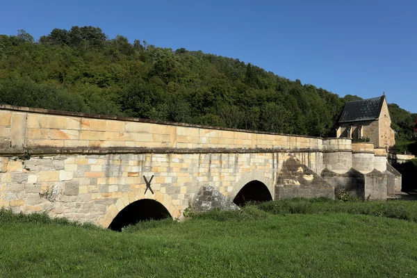 El puente sobre la Werra con la Iglesia Liborius en Creuzburgo — Foto de Stock