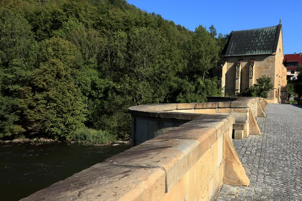 Creuzburg のリボリウス教会とヴェラ川に架かる橋 — ストック写真