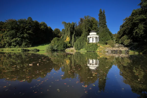 Templo en el parque de montaña Wilhelmshoehe — Foto de Stock