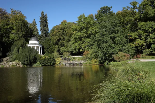 Templo en el parque de montaña Wilhelmshoehe — Foto de Stock