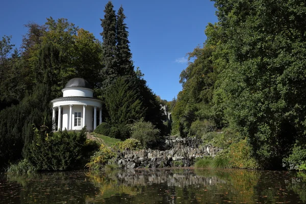 Templo en el parque de montaña Wilhelmshoehe — Foto de Stock