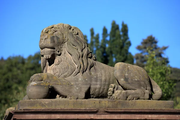Lions de pierre dans le parc de montagne Wilhelmshoehe à Cassel — Photo