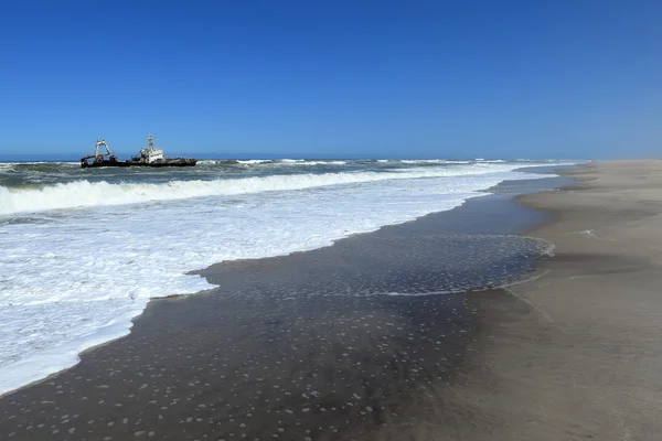 Naufragio volcado en la costa del esqueleto en Namibia — Foto de Stock