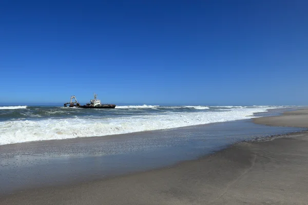 Naufragio volcado en la costa del esqueleto en Namibia — Foto de Stock