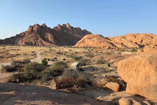 Kempingek: a Namíbiai Spitzkoppe — Stock Fotó