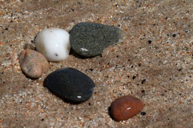 Kumsalda çakıl taşı