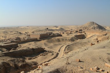 Tapınak ve Saqqara Mısır piramitleri