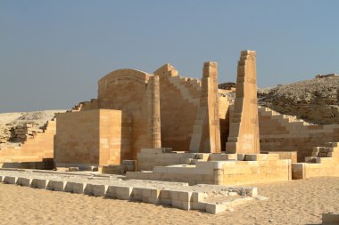 Tapınak ve Saqqara Mısır piramitleri