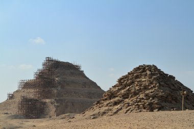 Tapınak ve Saqqara Mısır piramitleri