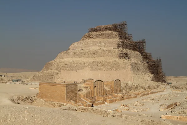 Chrámy a pyramidy v Sakkáře v Egyptě — Stock fotografie