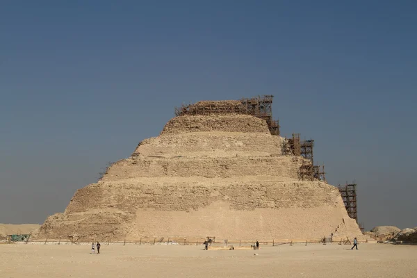 Tapınak ve Saqqara Mısır piramitleri — Stok fotoğraf
