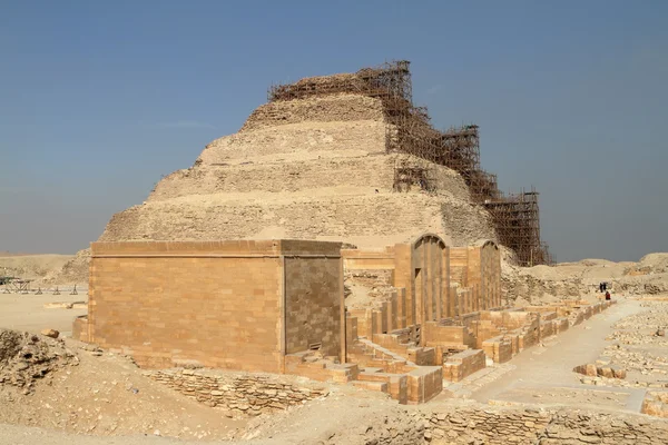 사찰과 Saqqara 이집트에서의 피라미드 — 스톡 사진