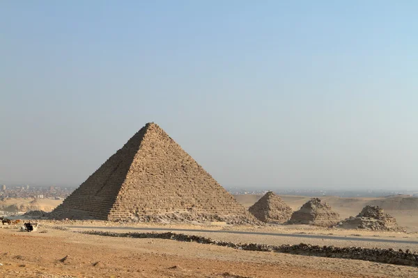 Pyramiderna och sfinxen i Giza i Egypten — Stockfoto