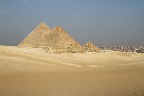 Pyramiderna och sfinxen i Giza i Egypten — Stockfoto