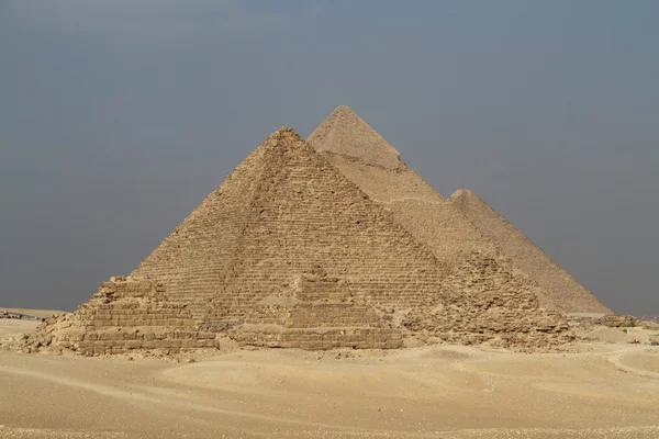 Pyramiderna och sfinxen i Giza i Egypten — Stockfoto