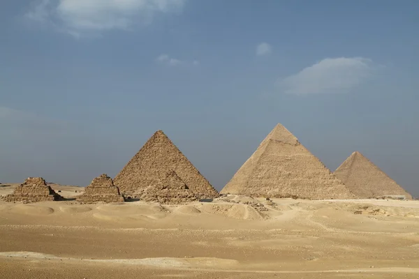 Pyramiderna och sfinxen i Giza i Egypten — Stockfoto