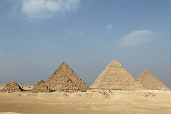 Pyramiderna och sfinxen i Giza i Egypten — Stockfoto