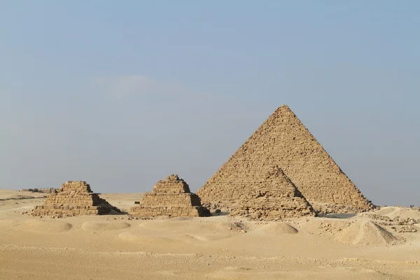 Pyramiderna och sfinxen i Giza i Egypten — Stockfoto