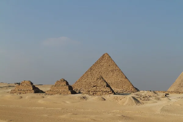 Pyramiderna och sfinxen i Giza i Egypten — Stockfoto