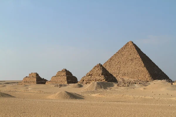 A gízai piramisok és szfinx Egyiptomban — Stock Fotó