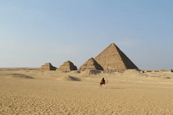 Pyramiderna och sfinxen i Giza i Egypten — Stockfoto