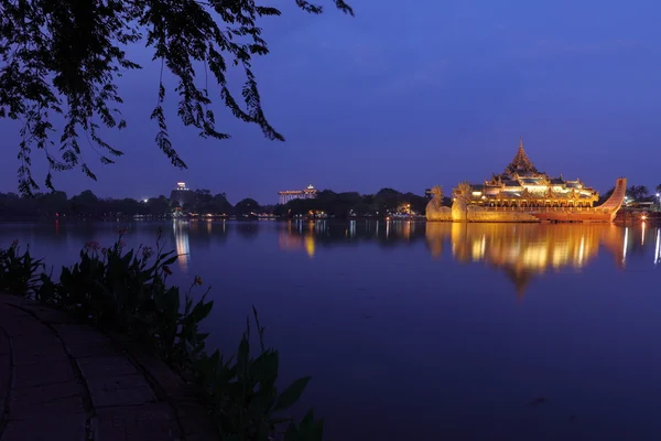 Karaweik Palace Rangon Myanmar — Stok fotoğraf