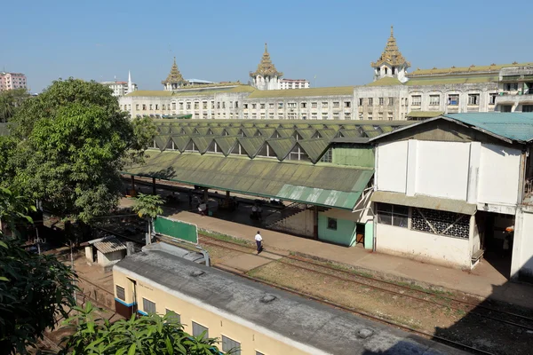 Tågstationen i Yangon i Burma — Stockfoto