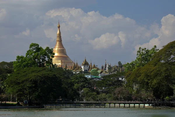 Het Kandawgyi meer met de Shwedagon Pagoda — Stockfoto
