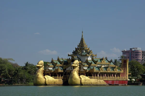 Le Palais Karaweik de Rangoon au Myanmar — Photo