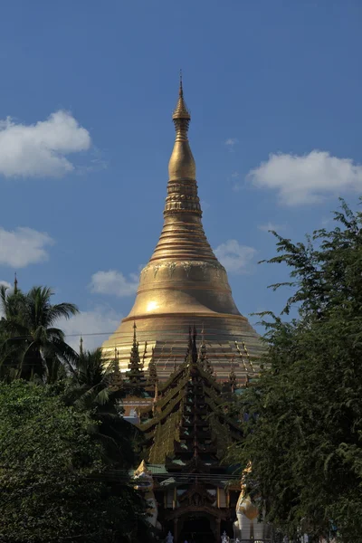 De gouden Shwedagon Pagoda van Rangoon in Myanmar — Stockfoto